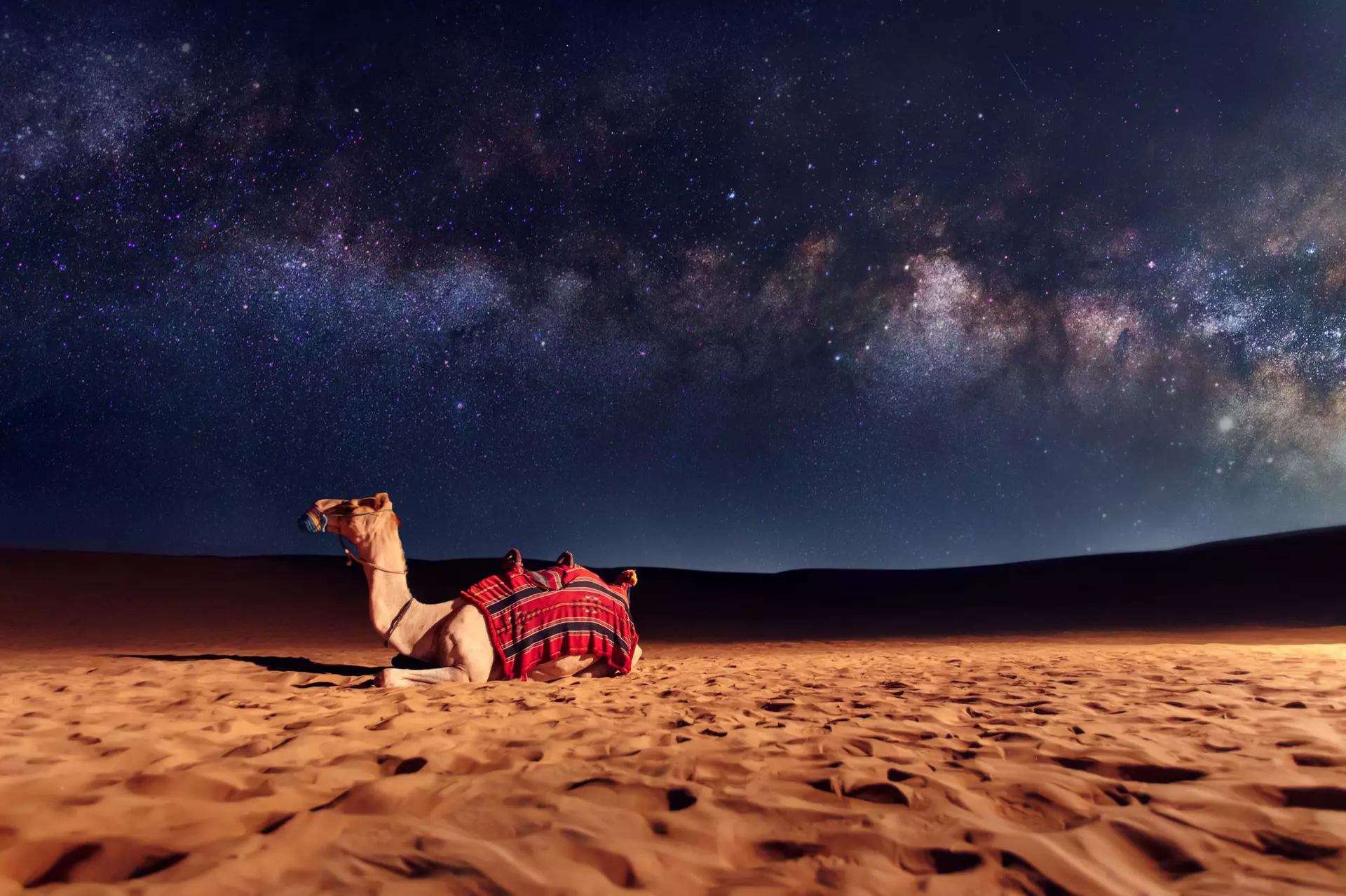 Dubai yakınlarındaki çölün gece manzarası