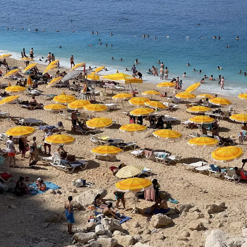 aş'ın ünlü plajları. allamimages/Shutterstock Sağda: Gezginler Likya Yolu'nda yürüyüş yapıyor.