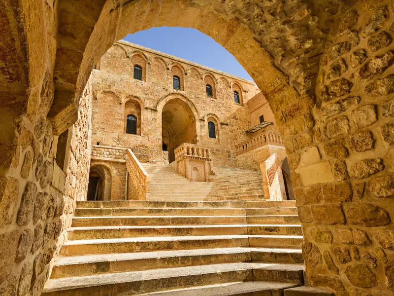 Gaziantep'in beyran çorbasını deneyin. Esin Deniz/Shutterstock Sağda: Türkiye'nin güneydoğu Anadolu bölgesindeki Mardin'de bulunan Deyrul Zafaran Manastırı
