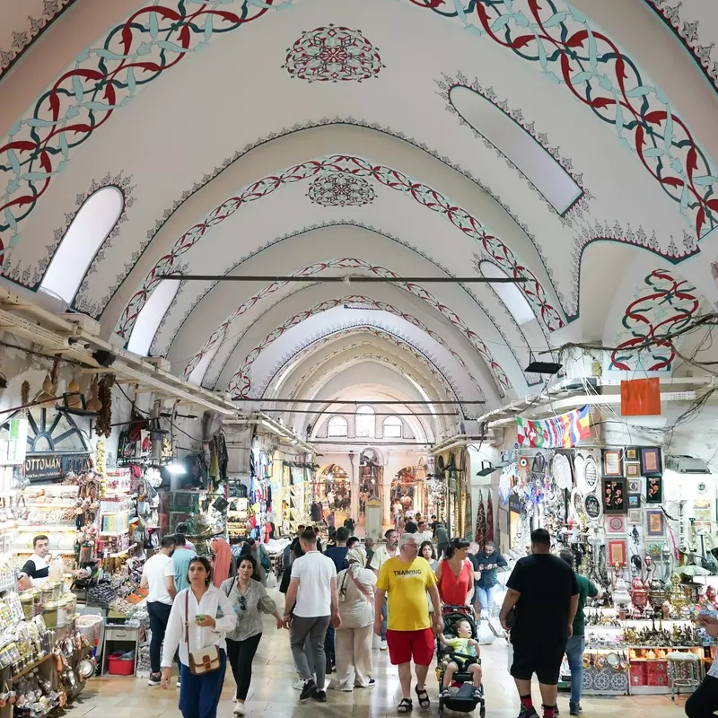İstanbul Kapalıçarşı'da alışveriş yapan insanlar. EvrenKalinbacak/Shutterstock Sağ: Selimiye Camii, Edirne