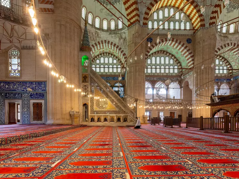İstanbul Kapalıçarşı'da alışveriş yapan insanlar. EvrenKalinbacak/Shutterstock Sağ: Selimiye Camii, Edirne