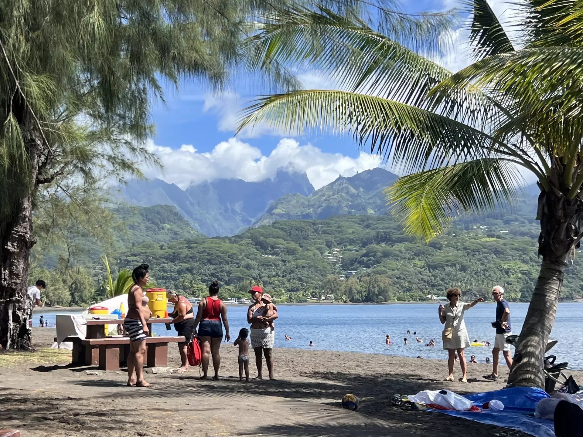 Tahiti'deki Pointe Vénus'ün siyah kumlu plajı