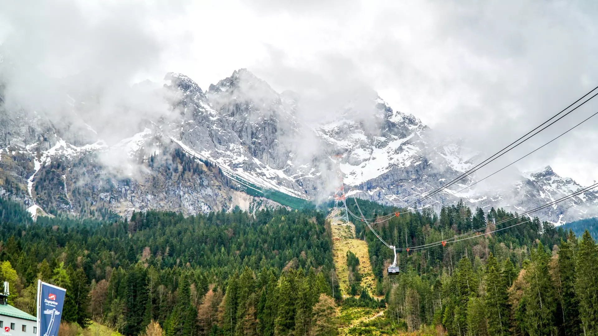 Bavyera'daki Zugspitze zirvesine doğru bir teleferik yükseliyor.