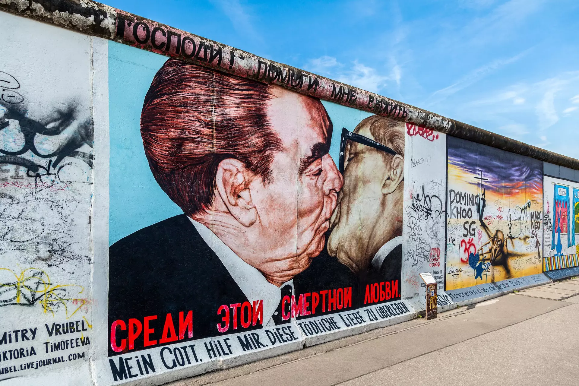 East Side Gallery, Berlin Duvarı'nın eski bölümlerinde sergilenen sanat eserlerini sergiliyor.