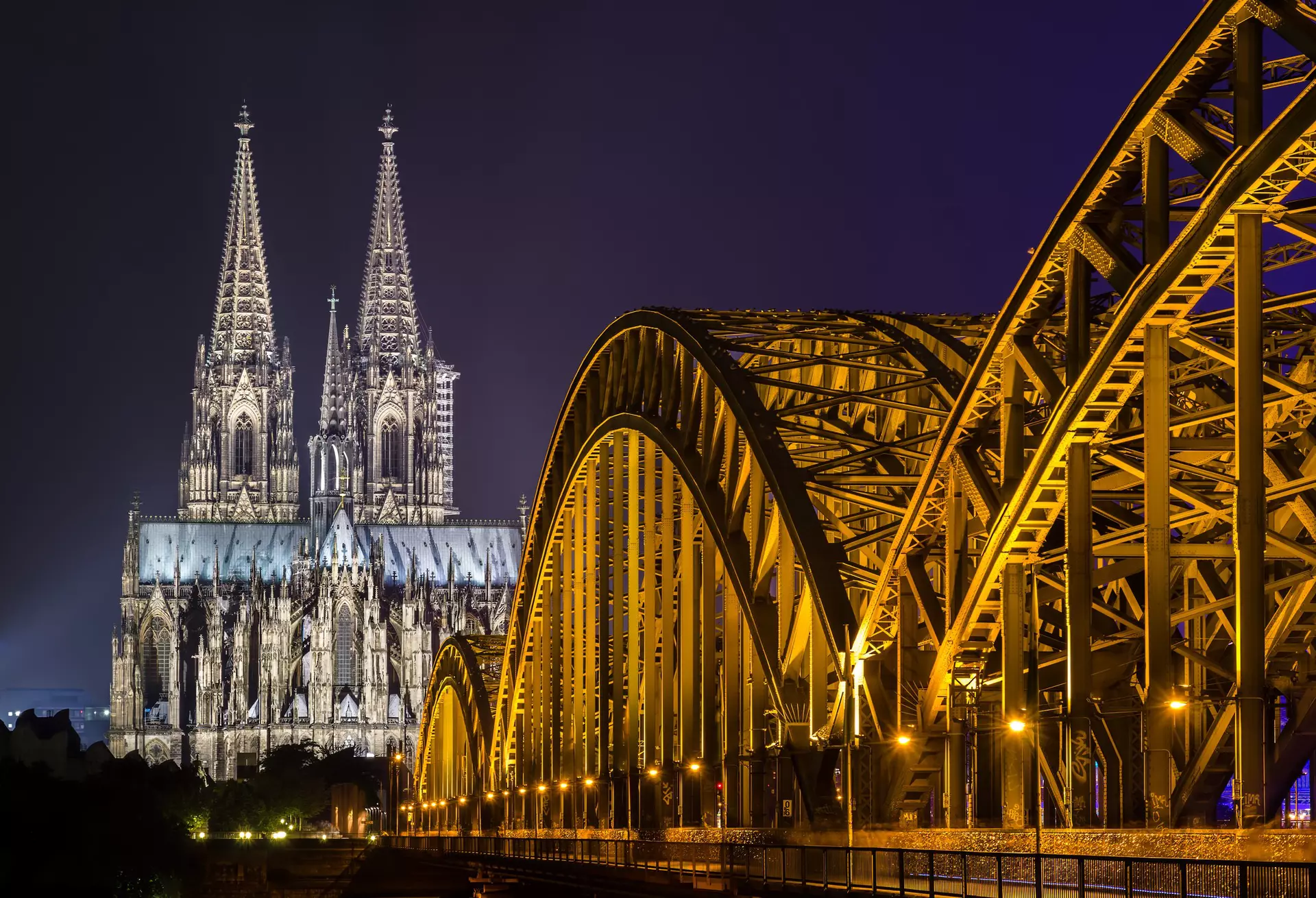 Köln'de gece vakti Hohenzollern Köprüsü ve Köln Katedrali