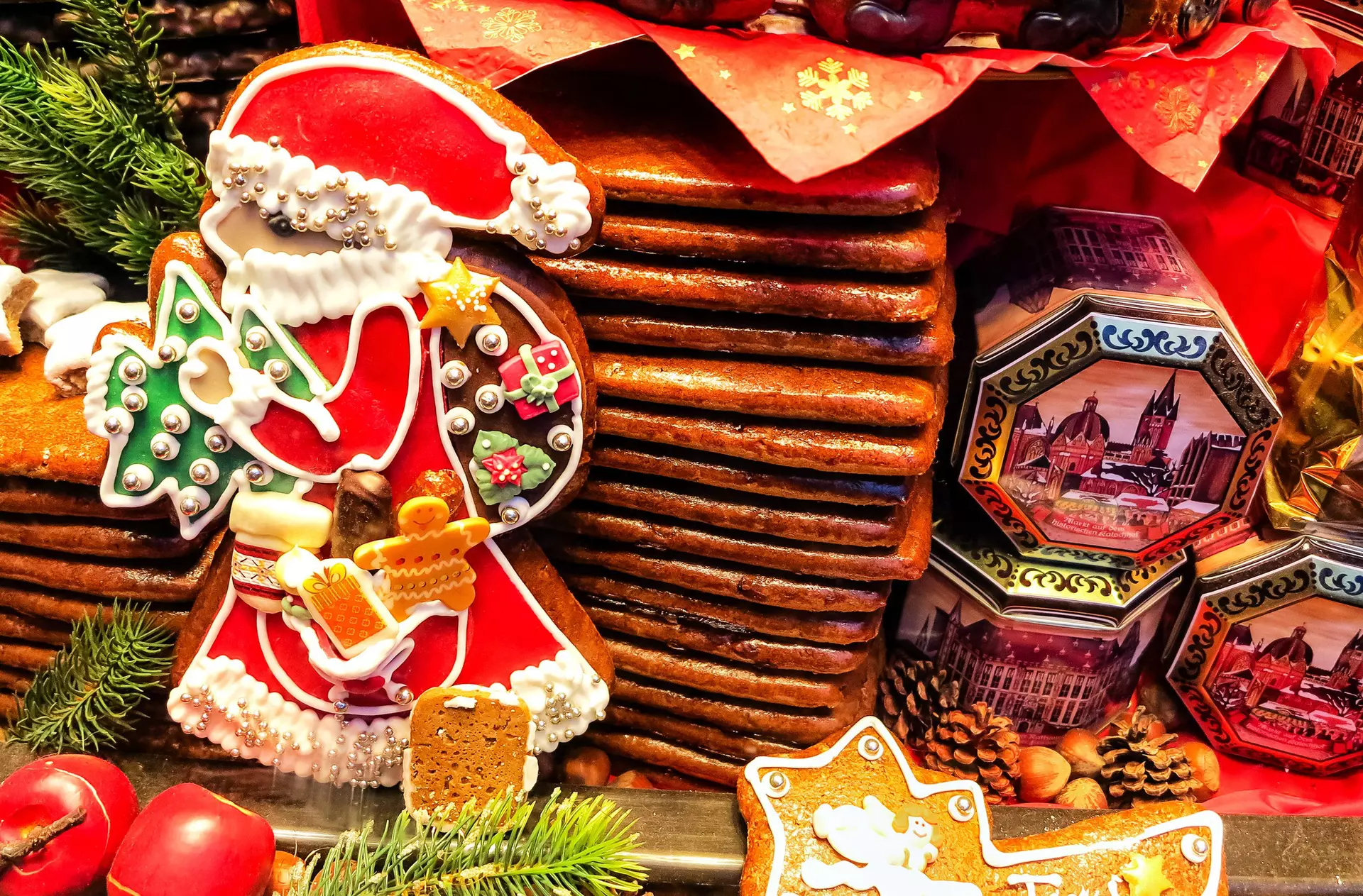 Almanya'daki bir Noel pazarında geleneksel Noel temalı zencefilli kurabiyeleri deneyin