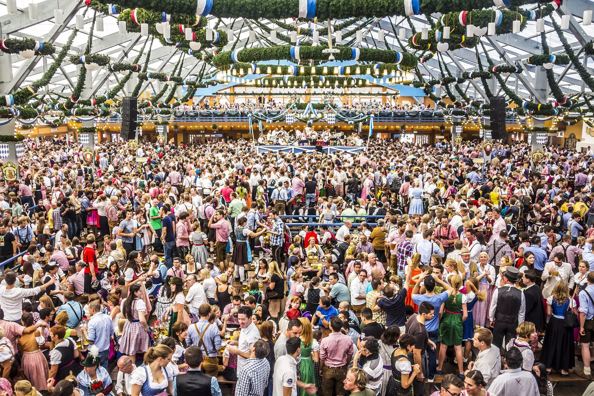 Oktoberfest'in ünü kendisinden önce gelir: Münih'teki büyük bir bira çadırında şenliklerin tadını çıkarın